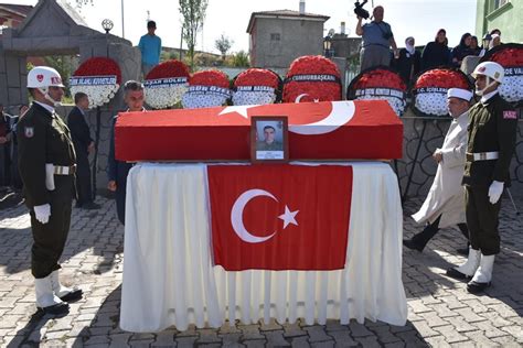 Z­e­y­t­i­n­ ­D­a­l­ı­ ­h­a­r­e­k­a­t­ ­b­ö­l­g­e­s­i­n­d­e­ ­ş­e­h­i­t­ ­o­l­a­n­ ­a­s­k­e­r­ ­i­ç­i­n­ ­t­ö­r­e­n­ ­-­ ­S­o­n­ ­D­a­k­i­k­a­ ­H­a­b­e­r­l­e­r­